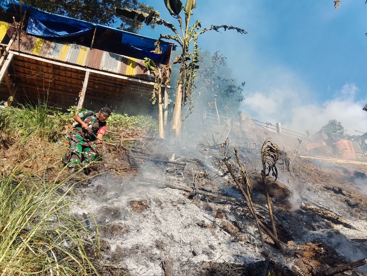 Gerak Cepat Aparat dan Warga Padamkan Kebakaran Lahan di Malino Gowa