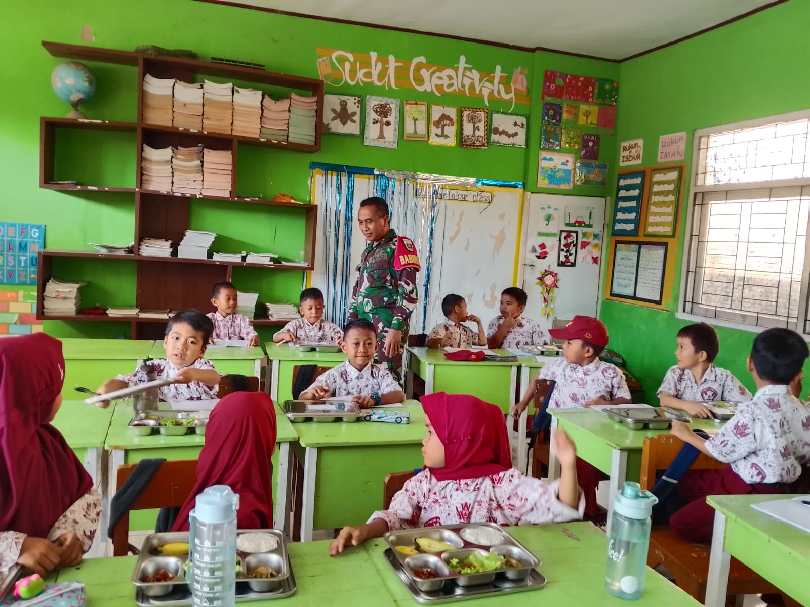 Kawal Program Pemerintah, Babinsa Pantau Langsung Makan Bergizi Gratis di Lempangan